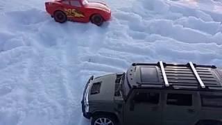 Тест драйв по снегу.  Хаммер H2 против Макуйна \Test drive in the snow. Hammer against McQueen