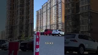 Школа, детский сад, собственный ТЦ.