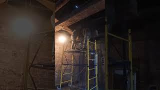 Демонтаж несущей деревянной балки в старом фонде #сталинка #демонтаж #ремонт #старыйфонд #полы