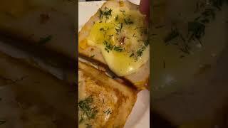 Вкусный сытный завтрак. Горячий сэндвич на сковороде