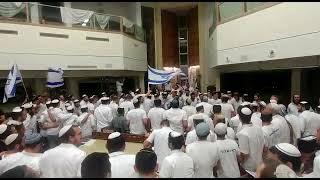 ''יבנה המקדש'' - שירים וריקודים במהלך התוועדות יום ירושלים בישיבת הכותל