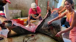 Incredible! Giant Oceanic Manta Ray Cut with Precision at a Thriving Village Fish Market