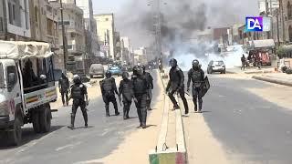 Manifestation à Dakar: les jeunes Pikine se prêtent à un jeux de ping-pong avec les FDS