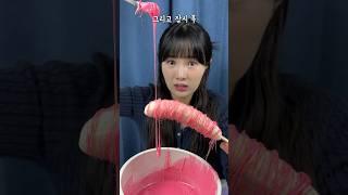 핑크 설탕시럽을 무려 200번 휘감은 회오리 탕후루