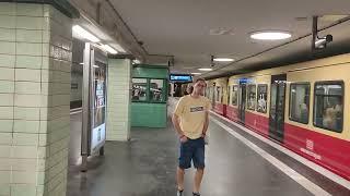 Berlin - Mitte. S-Bahnhof Brandenburger Tor nach Mitternacht.