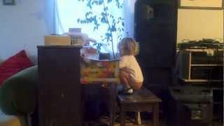 Малыш играет на фортепиано.(2)
