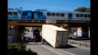 Overheight Truck crashes into Napier St bridge - Victoria