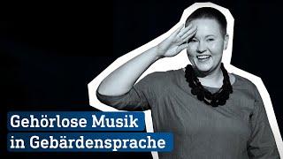 Laura M. Schwengber übersetzt für Gehörlose Musik in Gebärdensprache