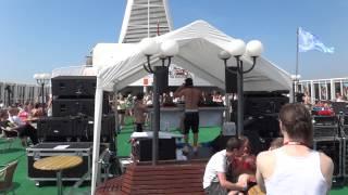 Bakom DJ-båset på sundeck @ Monday Bar Black & White Cruise 2013