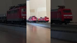 DB Cargo 152 003 passes 151 070 in N Scale   #zug #nscale #spurn #kato #minitrix #modeltrains