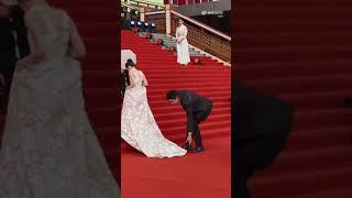 Like a fairytale! Chen Feiyu kindly helped Zhou Ye carry her dress train up the stairs... BIFF2023