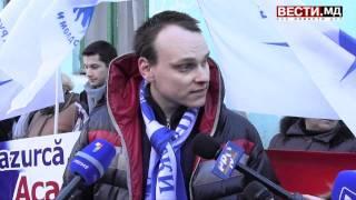 Liga Tineretului Rus protesteaza la Ambasada Romaniei