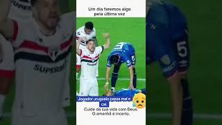 Momento jogador Ezquerdo do Uruguai passou mal e caiu