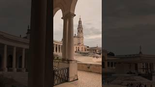 Um lugar abençoado, de fé e devoção em Portugal, conheça a Igreja de Fátima! #portugal #fatima