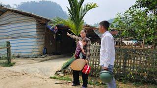 Ly Vy Ca returns to her ex-husband's house to settle the divorce. Making banana flower salad.
