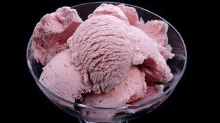 HOMEMADE STRAWBERRY ICE CREAM