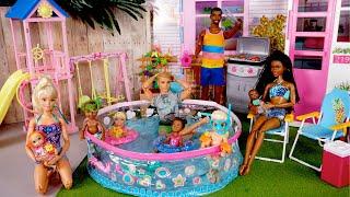 Familia Barbie y Ken Juegan en la Piscina