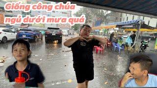 Thoại Miu Thoại Mỹ ra phụ bán chế Hiếu có 2 đứa con ngoan giỏi biết nghe lời-Bé ba bánh rán vlog