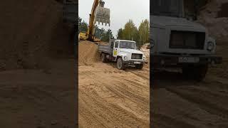 погрузка песка 5 тонн в газ 3307 газон самосвал