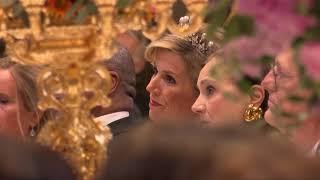Gala dinner at the Palace: Máxima in designer dress, King with William's Order and Mambo on a leash