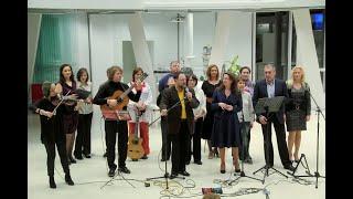 Участники XIII Международного слета бардов "Татьянин день" исполняют песни Б. Окуджавы и А. Галича