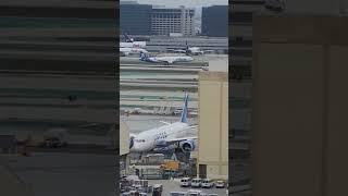 Alaska Airbus a321neo landing at lax