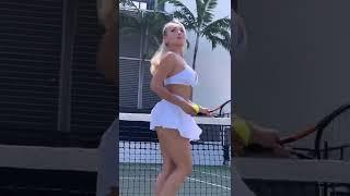 Daniella Chavez con mini falda jugando al Tenis #mujeres #florida #tenis #women