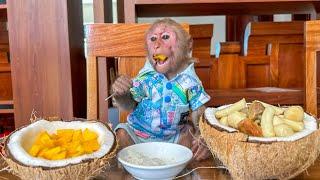 Bibi enjoys braised pork and eggs with coconut!