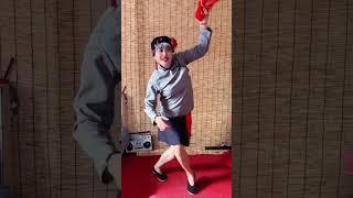 爱蹦爱跳的老阿姨， # 男扮女装反串 # 臭美不分年龄