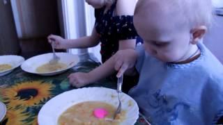 дети едят суп