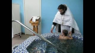Как крестят детей в церкви.
