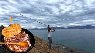 Nachtangeln mit Köderfisch und Spinnrute am Mittelmeer / Catch and Cook