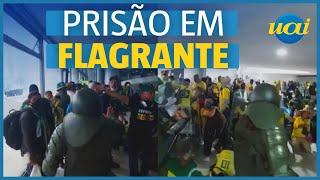 Momento que bolsonaristas são presos no Planalto