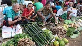 পাহাড়ি হাট থেকে অনেকদিন পর বাজার করলাম। হাটে উঠেছে পাহাড়ি দেশি মুরগি ও শীতকালীন শাকসবজি।