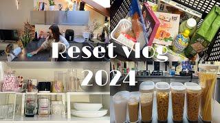 RESET VLOG 2024 / organizziamo la mia cucina, svuota la spesa & i miei obiettivi per l’anno nuovo!