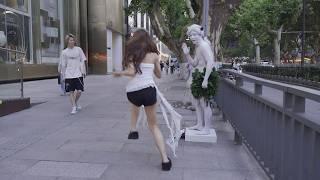 【273】人体雕塑恶作剧：大姐姐说要掀掉我的树叶裙.Funny human sculpture prank in China