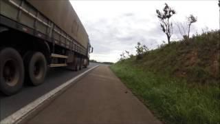 Ciclista pegando vácuo da carreta a 110km