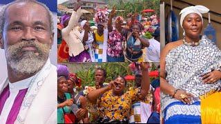 Katapor Market Women show Gratitude to Adom Kyei Duah and his Wife