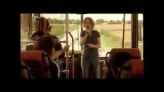 Nos jours heureux - Caroline chante dans le bus