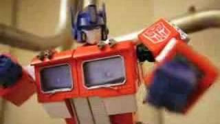 Transformers Stop-Motion Bumblebee beats Optimus Prime