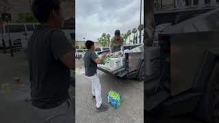 Un día de trabajo con la cybertruck en la construcción, fuimos como sardinas