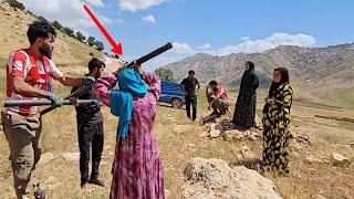 Zahra's nomadic family struggles to build a shelter against the heat