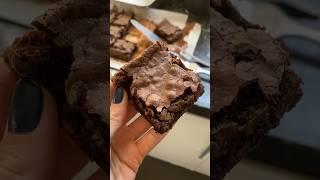 Brownie sem glúten, sem leite econômico e fácil de fazer! Com ingrediente surpresa!!! #shorts #fyp