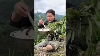 这就是农民的生活，农忙季节田间地头就是我们农民的餐桌和床铺，饿了地理吃，困了地里睡，百分之八十的时间都忙于地里干活。#乡村生活vlog #一份辛苦一份收获这就是农民真实生活 #大山里的女孩 。