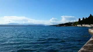 Brücke Strand Meer Crikvenica Kroatien Frühling im April Urlaub Spaziergang Sonne Wasser Croatia