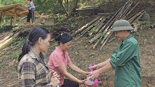 The typhoon Yagi passed and the kind landowner came to visit. Mom helped me build a kitchen.Ly Vy Ca