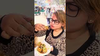 নাগা ফুচকা আর পানিপুরি দেখলে নিজেকে কন্ট্রোল করতে পারিনা তাই তো বোম্বাই মরিচ কামড়ে ফুচকা খেলাম️