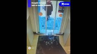 Козырёк магазина едва не прибил женщину в Казани