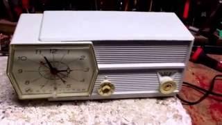 PAPER WHITE Mid Century Retro RCA Victor C-4E Clock Radio 1959 Tube AM Clock Radio Works Great!