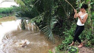 First Time Girl Fishing with SNAKE vs. GIANT Gourami Fish